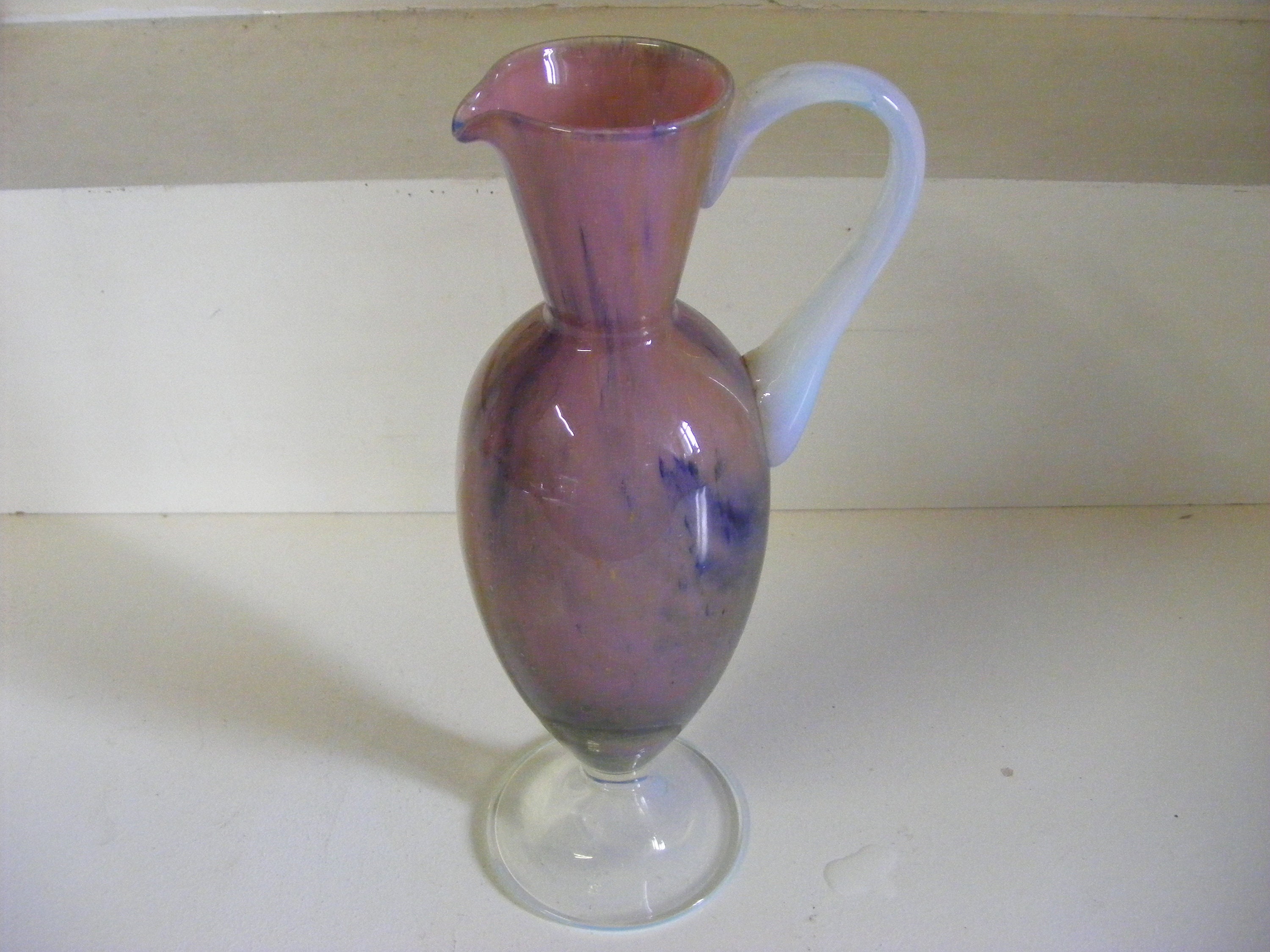 Vase/Pichet en Verre de Lait Opalin, Multicolore, Poignée, Pied, Fabuleux Article Vintage