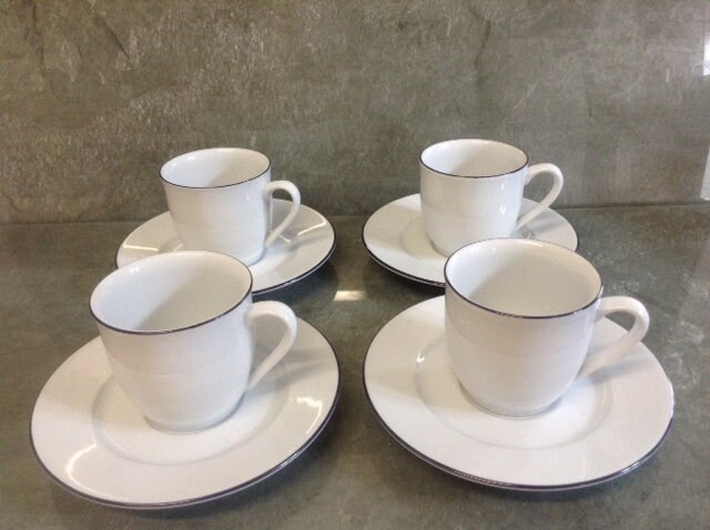 Guy Degrenne Ensemble de Quatre Tasses à Café/Soucoupes, Blanc avec Garniture Bleue. Simple et Éléga