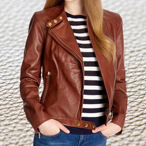 Veste motard marron faite à la main pour femme en cuir véritable souple, coupe classique, veste en cuir de style décontracté, col design avec poche à fermeture éclair WMJ5
