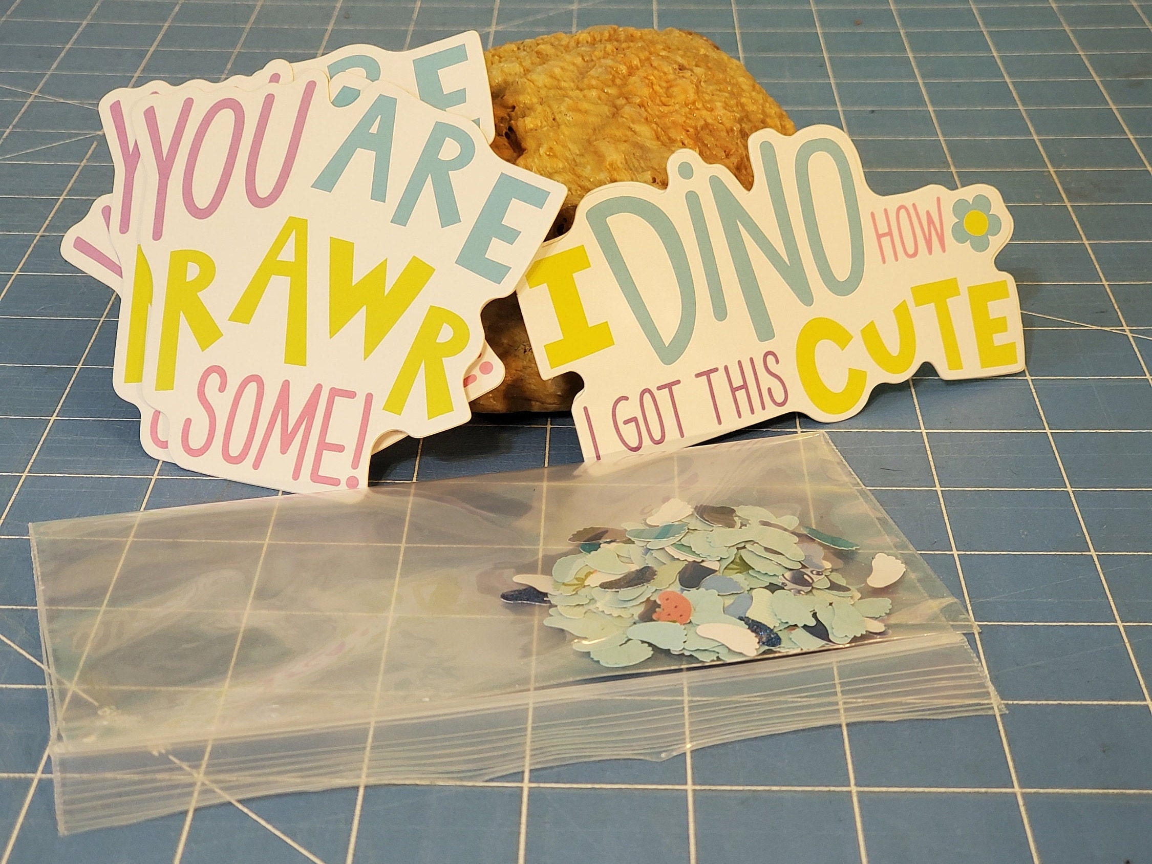 Dino Dino Sprüche und Die Cut Baby Füße in einer Vielzahl von Blau