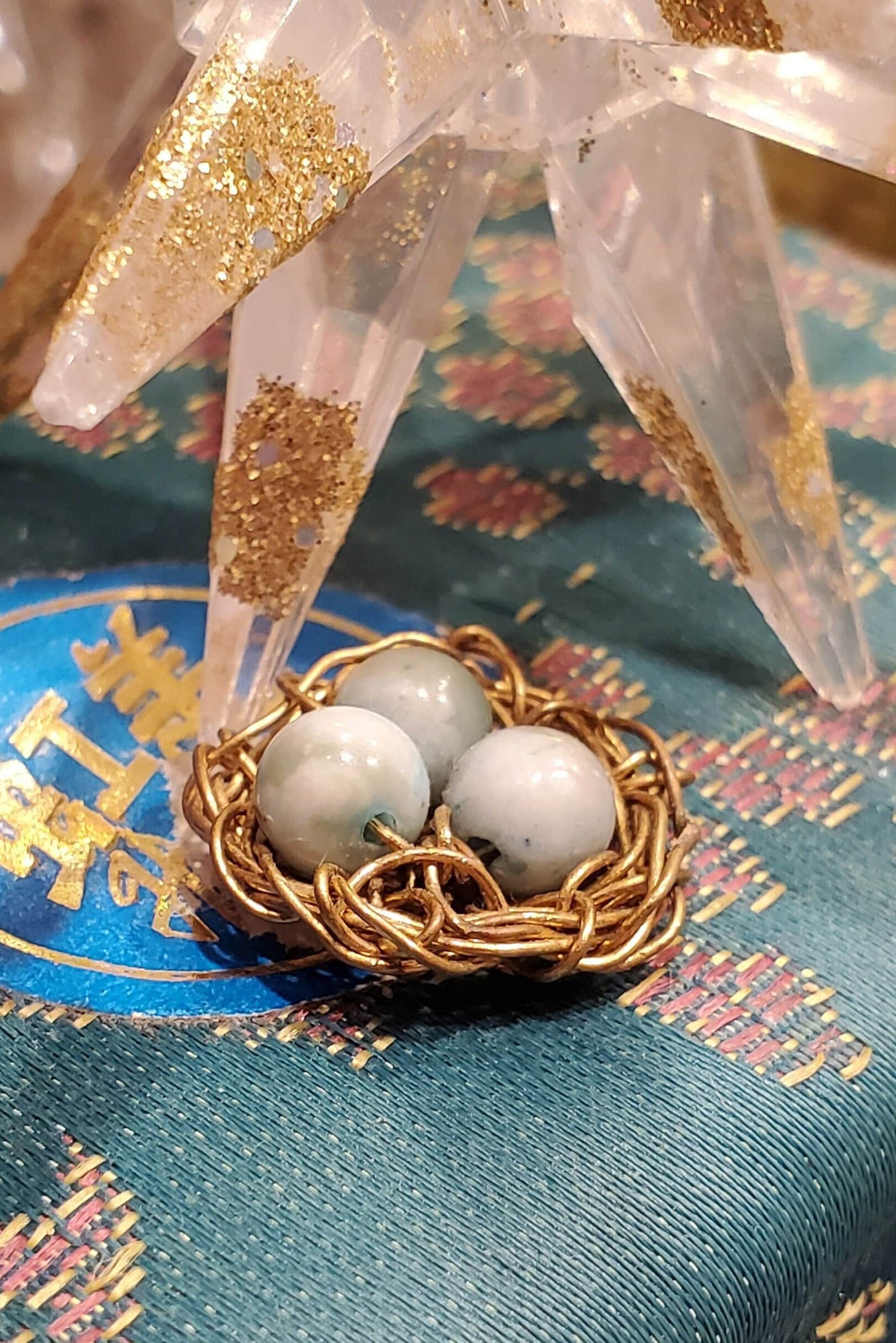 Nid d'oiseau miniature avec œufs bleus