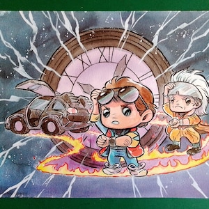 Può includere: Un'illustrazione ad acquerello di due personaggi del film Ritorno al futuro. I personaggi sono in piedi davanti a una macchina del tempo, che è circondata da un vortice di energia vorticosa. I personaggi indossano i loro abiti iconici del film. L'illustrazione è ambientata su uno sfondo di stelle e fulmini.