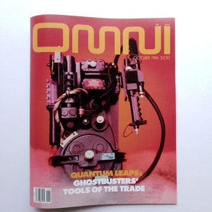 Può includere: Una copertina di rivista Omni rossa e gialla di ottobre 1984 con un zaino protonico dei Ghostbusters nero e argento con il testo "Quantum Leaps: Ghostbusters' Tools of the Trade".