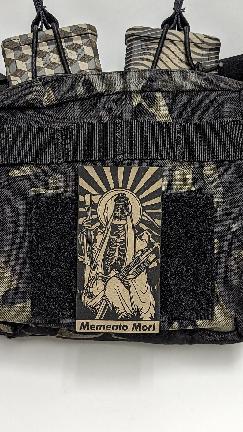 Patch Brodé 'Memento Mori' 4x10 Cm - Boucle Auto-agrippante - Pour Sac à Dos, Veste, équipement Tactique