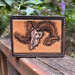 Cartera plegable de cuero repujado a mano con calavera de carnero