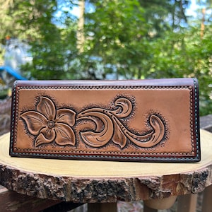 Cartera larga de piel hecha a mano con diseño floral y tejido de canasta