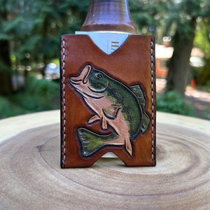 Cartera para tarjetas de cuero repujado a mano con bajo