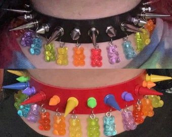 Gargantilla de cuero sintético con forma de osito de goma de arcoíris y pinchos (colores personalizados y opciones de tallas grandes disponibles)
