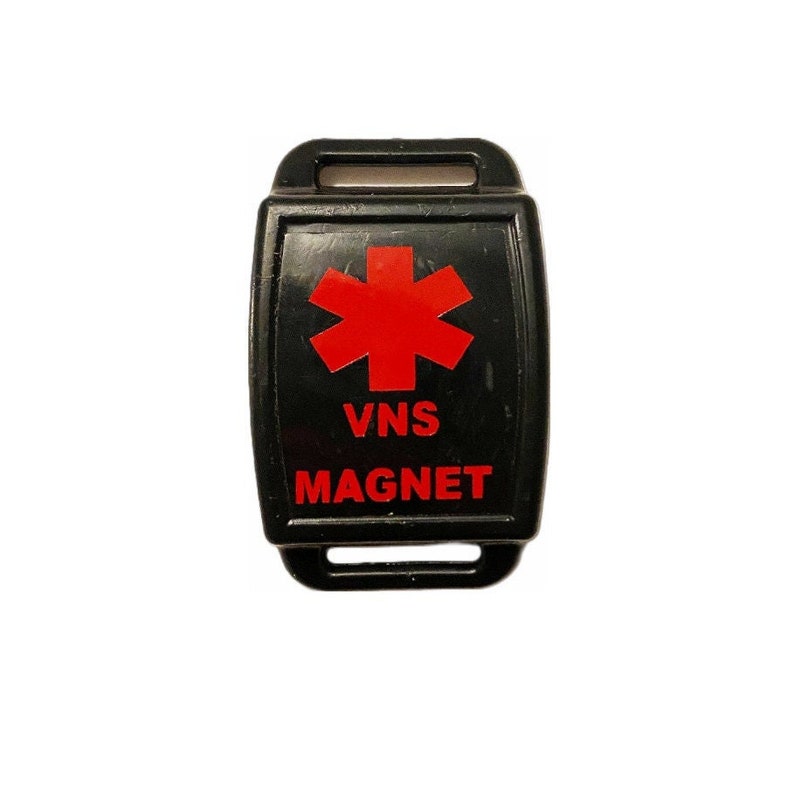 Puede incluir: Im&aacute;n de alerta m&eacute;dica negro con un s&iacute;mbolo rojo de estrella de la vida y el texto "VNS MAGNET".