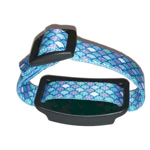 Peut inclure: Un collier de chien r&eacute;glable bleu et violet &agrave; motif avec une boucle noire.
