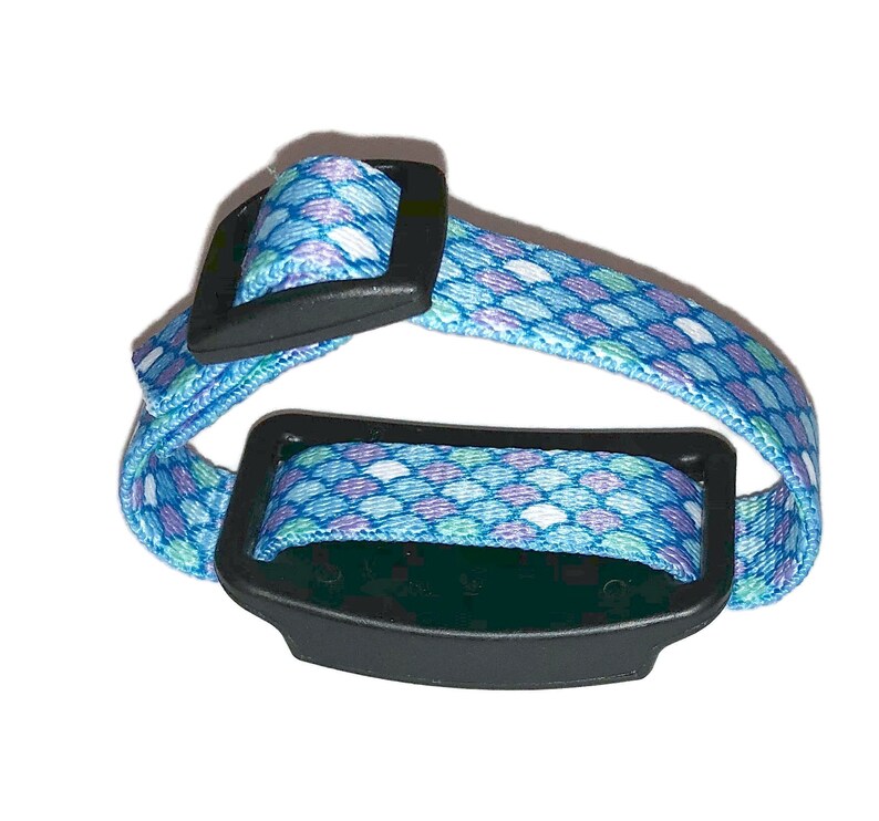 Peut inclure: Un collier de chien r&eacute;glable bleu et violet &agrave; motif avec une boucle noire.