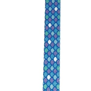 Peut inclure: Une sangle &agrave; motif bleu et blanc avec une boucle en plastique noire.