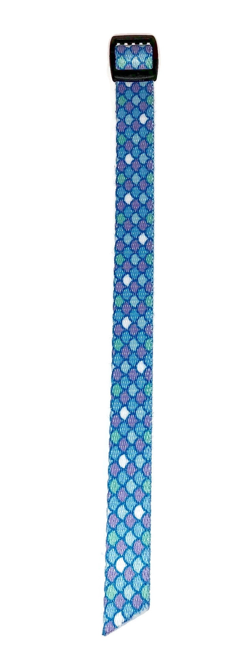Peut inclure: Une sangle &agrave; motif bleu et blanc avec une boucle en plastique noire.