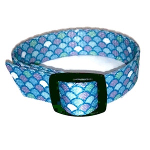 Peut inclure: Un collier r&eacute;glable bleu et blanc &agrave; motif avec une boucle en plastique noire.