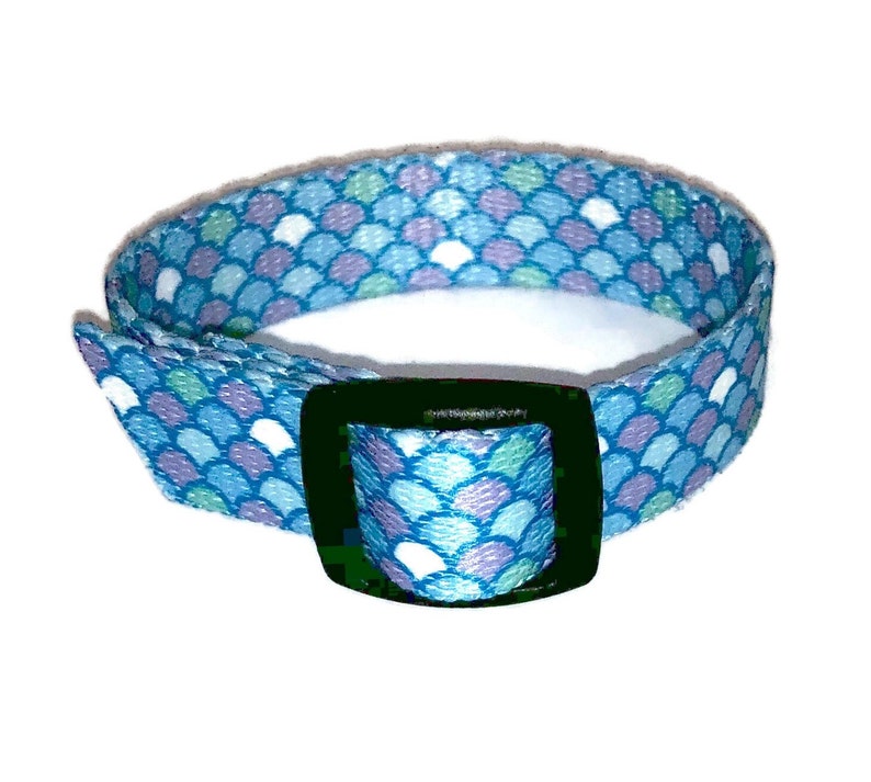 Peut inclure: Un collier r&eacute;glable bleu et blanc &agrave; motif avec une boucle en plastique noire.