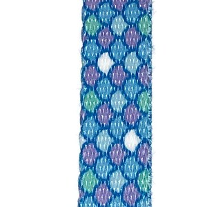 Peut inclure: Un ruban bleu et blanc &agrave; motifs avec de petits cercles dans des tons de bleu, vert et violet.