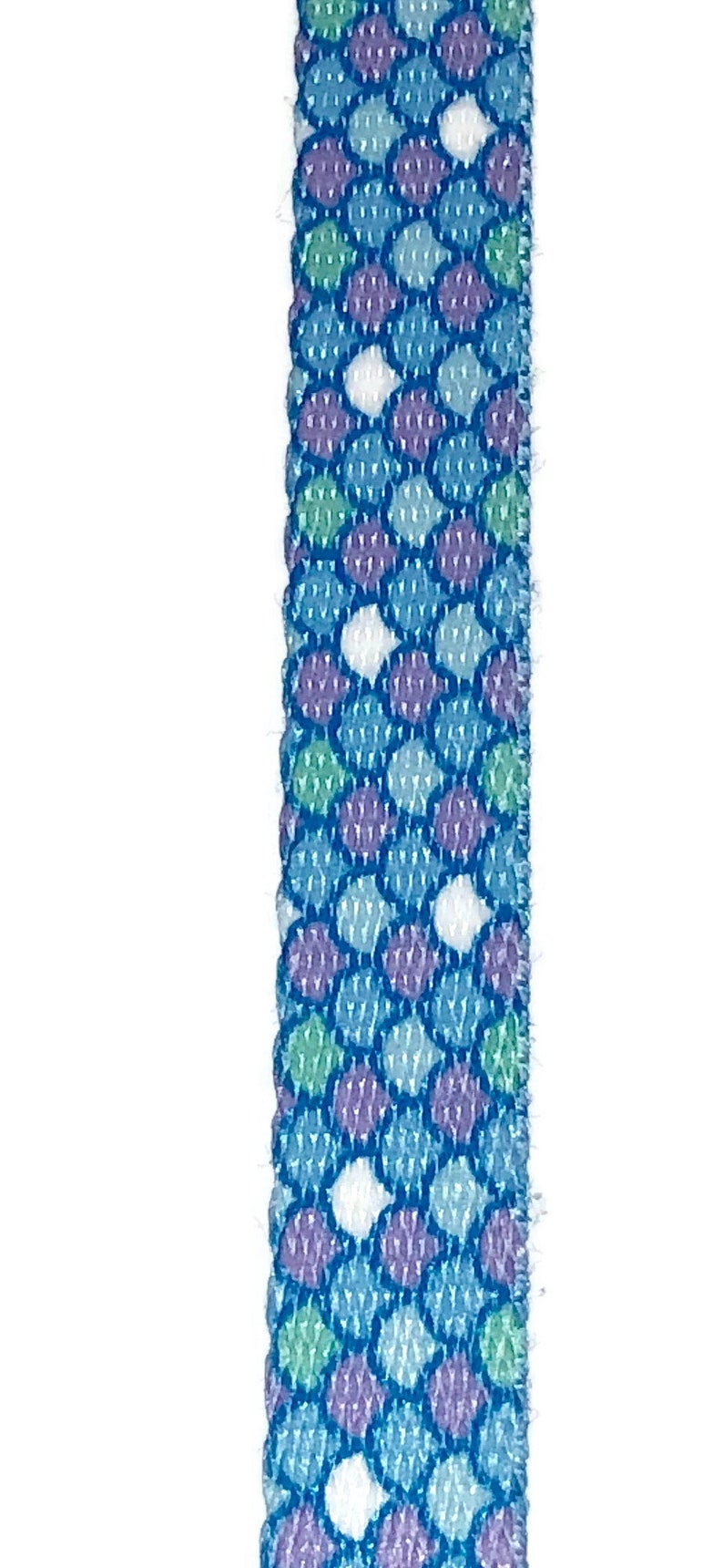 Peut inclure: Un ruban bleu et blanc &agrave; motifs avec de petits cercles dans des tons de bleu, vert et violet.