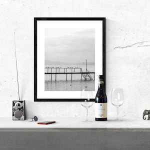 Arte de pared imprimible con muelle de pesca en un lago albanés - Regalo para amantes de la naturaleza - Decoración bohemia de descarga instantánea - Arte de pared para guardería - Fotografía de paisajes