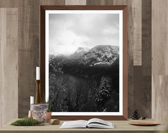 Arte mural imprimible con paisaje de montaña - Paisaje invernal de lago alpino - Regalo para amantes de la naturaleza - Decoración de pared de montaña