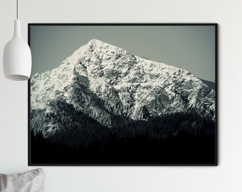 Winterse bergfotografieprint – Zwart-wit Alpenlandschap (digitale download)