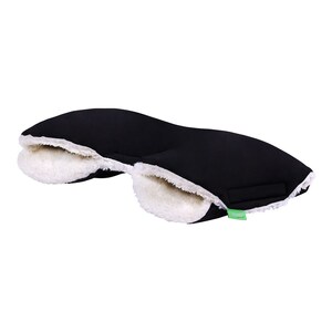 Könnte beinhalten: Schwarze Kinderwagen-Armlehnen mit weißem Fleece-Futter. Die Armlehnen haben einen grünen Gurt.