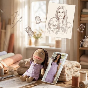 Op de afbeelding: Een houten tafel toont rollen stof, naai-gereedschap en een handgemaakte pop. De tekst "Personalized Keepsake" is zichtbaar. Een schets en een foto van een vrouw staan ook op de tafel. De achtergrond toont planken met stof en een raam.