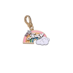 Könnte beinhalten: Ein goldfarbener Charm-Anhänger mit Regenbogen, Wolke und Sternen-Design. Das Wort "Juicy" ist über dem Regenbogen geschrieben. Der Anhänger hat einen Karabinerverschluss.