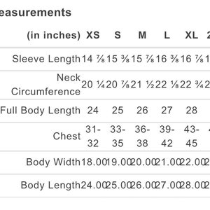 Puede incluir: Una tabla de tallas para ropa con medidas en pulgadas para diferentes tallas, incluyendo XS, S, M, L, XL y 2XL. Las medidas incluyen la longitud de la manga, la circunferencia del cuello, la longitud total del cuerpo, el pecho, el ancho del cuerpo y la longitud del cuerpo.