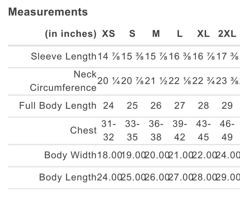 Puede incluir: Una tabla de tallas para ropa con medidas en pulgadas para diferentes tallas, incluyendo XS, S, M, L, XL y 2XL. Las medidas incluyen la longitud de la manga, la circunferencia del cuello, la longitud total del cuerpo, el pecho, el ancho del cuerpo y la longitud del cuerpo.