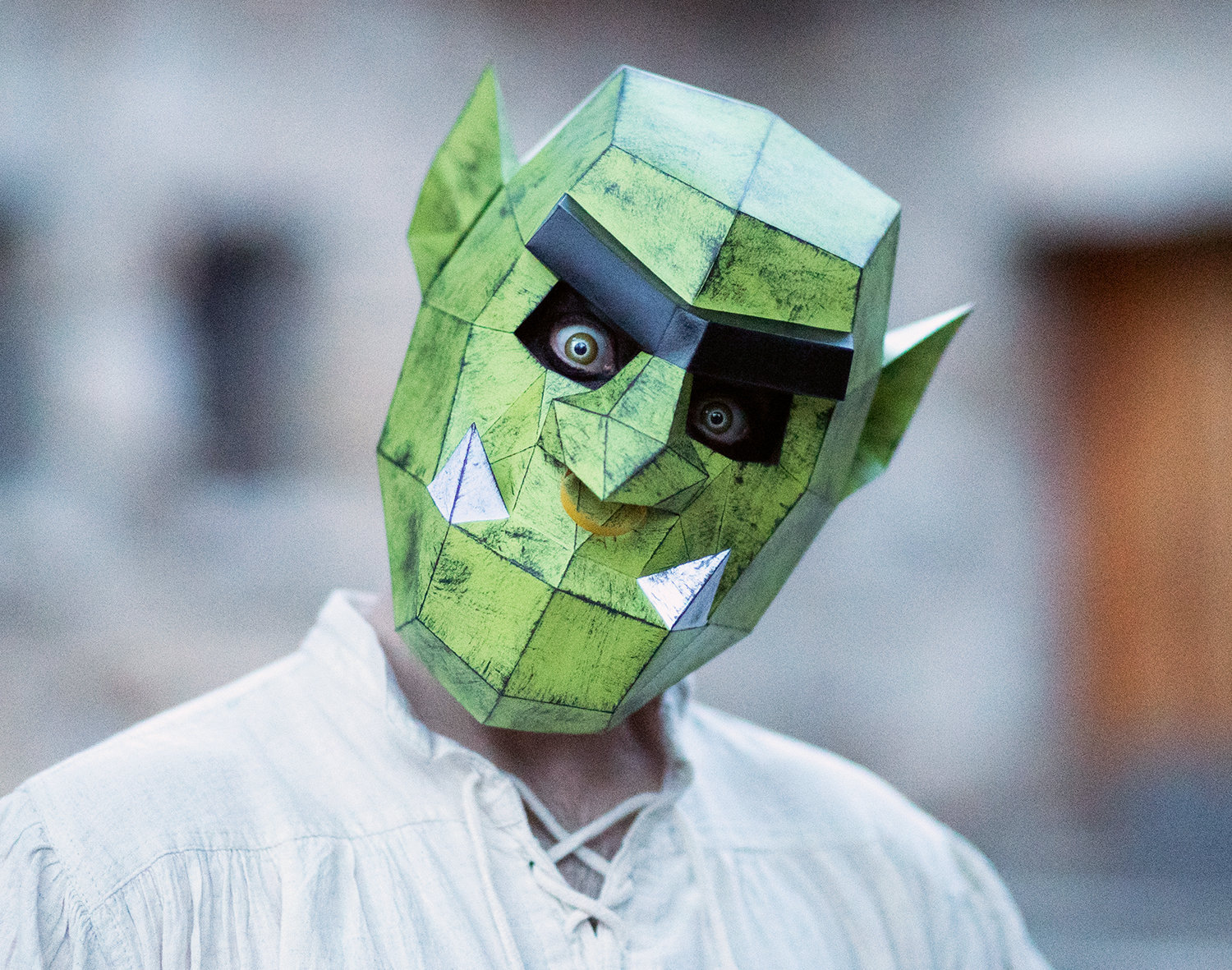 Homem legal usando máscara de origami 3d com roupas coloridas