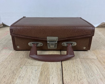 Estuche para transportar cintas de casete Vintage Service Mfg Co., tipo maletín, con capacidad para 12 unidades, de piel sintética color marrón.