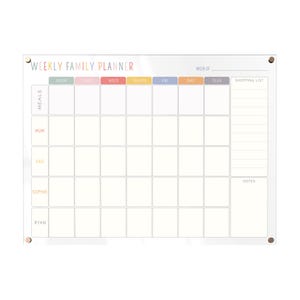 Pu&ograve; includere: Un'agenda settimanale familiare in acrilico trasparente con la scritta "WEEKLY FAMILY PLANNER" in colori pastello. L'agenda include sezioni per i pasti, i membri della famiglia, una lista della spesa e note. Montata con quattro viti color bronzo.