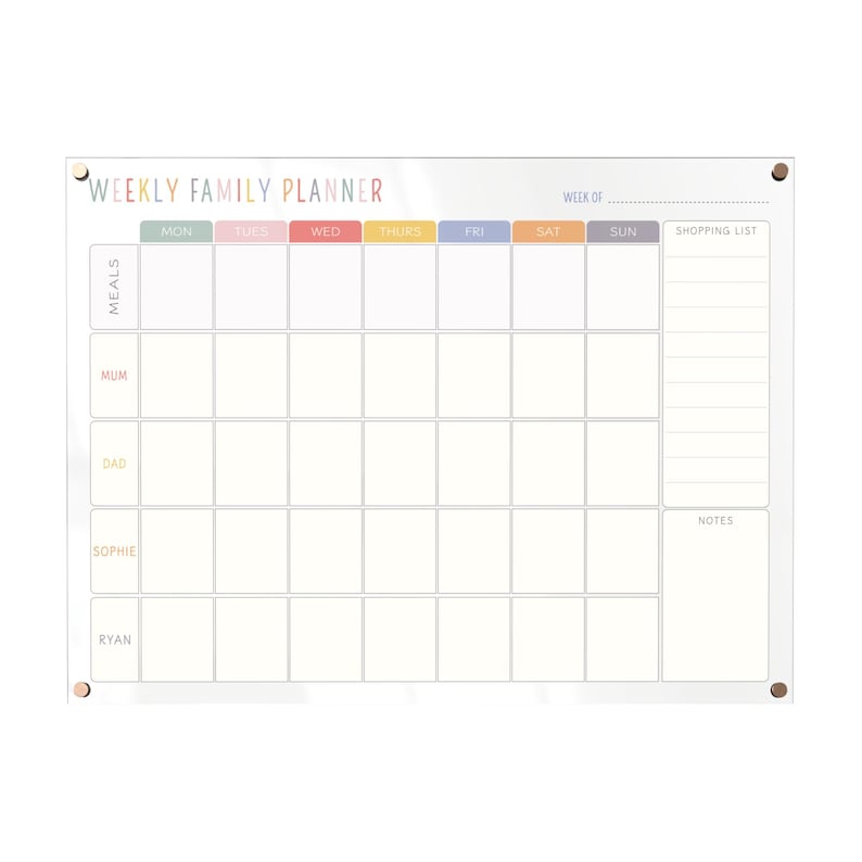 Pu&ograve; includere: Un'agenda settimanale familiare in acrilico trasparente con la scritta "WEEKLY FAMILY PLANNER" in colori pastello. L'agenda include sezioni per i pasti, i membri della famiglia, una lista della spesa e note. Montata con quattro viti color bronzo.