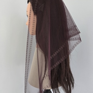 Gorro triangular marrón para la iglesia: Bufanda Kosinki bordada