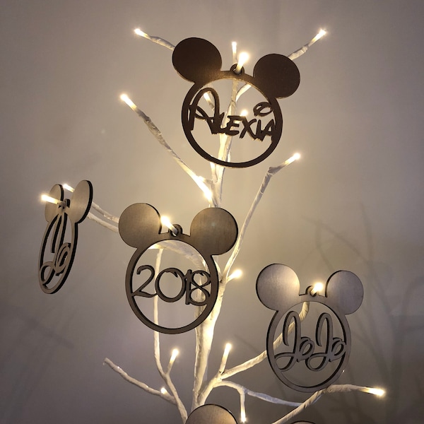 Gepersonaliseerde Mickey Mouse kerstbalornament - op Disney geïnspireerd lettertype - aangepaste gepersonaliseerde naam vakantiedecoratie | Acryl of hout