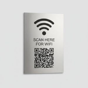 Może przedstawiać: Prostokątny metalowy znak z wykończeniem szczotkowanym. Znak zawiera czarny symbol Wi-Fi u góry, tekst "SCAN HERE FOR WIFI" na środku i kod QR na dole.