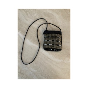 Bolso bandolera vintage de charol negro con detalles dorados. Fabricado en EE. UU.