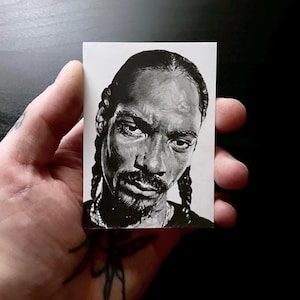 Snoop Dogg 2,5 Zoll x 3,5 Zoll Bleistiftporträt. Handgezeichnete Skizzenkarte. Künstler Sammelkarte