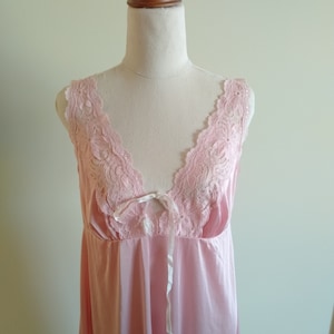 Camisón de encaje hasta el suelo de lencería rosa sedosa