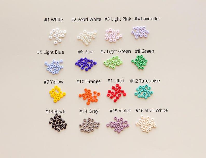 Peut inclure: Seize groupes de petites perles rondes et color&eacute;es dispos&eacute;es en grille. Chaque groupe est &eacute;tiquet&eacute; avec un num&eacute;ro et un nom de couleur : #1 White, #2 Pearl White, #3 Light Pink, #4 Lavender, #5 Light Blue, #6 Blue, #7 Light Green, #8 Green, #9 Yellow, #10 Orange, #11 Red, #12 Turquoise, #13 Black, #14 Gray, #15 Violet et #16 Shell White.