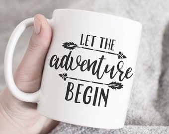 Deje que la aventura comience la taza, la taza de vacaciones, la taza del tiempo de aventura, la aventura espera la taza, la taza de las montañas, la aventura llamando a la taza, vamos a la aventura