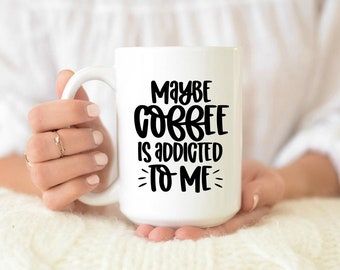Vielleicht ist Kaffee süchtig nach mir Tasse, Kaffeesüchtig, Kaffeebesessen, Lustige Kaffeetasse, Remote Work, Bürobecher, Kaffeeliebhaber Geschenk, Tassen