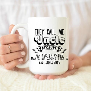 Me llaman tío porque la pareja en el crimen me hace sonar como una taza de mala influencia, taza de tío divertido, taza de café, divertido tío idea de regalo