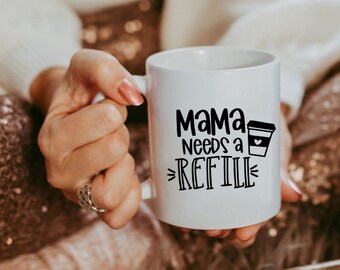 Mamá necesita una taza de recarga, mamá taza de café, mamá combustible taza de café, nuevo regalo de mamá, mamá taza, mamá taza, taza de mamá divertida, regalo para ella, taza de café