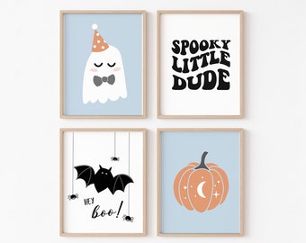 Puede incluir: Cuatro impresiones enmarcadas con temática de Halloween. La impresión superior izquierda presenta un fantasma blanco con un gorro de fiesta y una pajarita sobre un fondo azul claro. La impresión superior derecha presenta el texto "SPOOKY LITTLE DUDE" en negro sobre un fondo blanco. La impresión inferior izquierda presenta un murciélago negro con el texto "HEY BOO!" sobre un fondo blanco. La impresión inferior derecha presenta una calabaza naranja con una luna creciente y estrellas sobre un fondo azul claro.