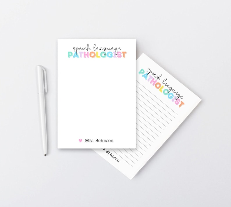 Peut inclure: Un ensemble de deux blocs-notes blancs avec du papier lign&eacute;. Le haut de chaque bloc-notes comporte le texte "speech language PATHOLOGIST" en lettres color&eacute;es. Un bloc-notes porte le nom "Mrs. Johnson".