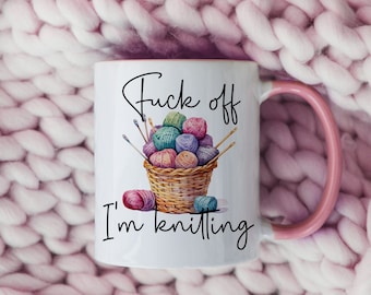 Taza y/o posavasos divertidos con el mensaje "Tejiendo, ¡vete a la mierda! Estoy tejiendo"