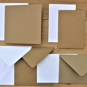 May include: A set of brown kraft paper cards and envelopes. The cards are blank and the envelopes have a white lining.