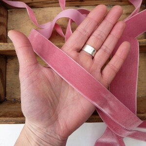 Puede incluir: Cinta de terciopelo rosa en una caja de madera. La cinta tiene aproximadamente 2,5 cm de ancho.