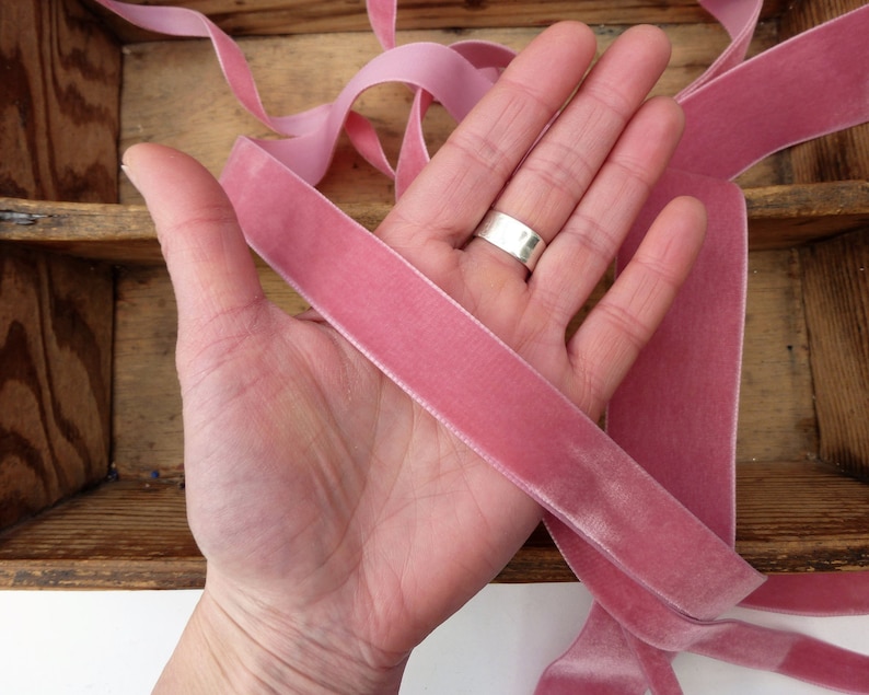 Puede incluir: Cinta de terciopelo rosa en una caja de madera. La cinta tiene aproximadamente 2,5 cm de ancho.